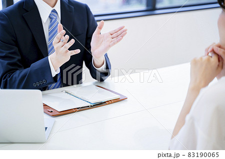 ビジネス　男性　商談　カウンセリング　ミーティング 83190065