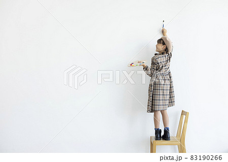 絵の具のパレットと筆を持った女の子 画家 83190266