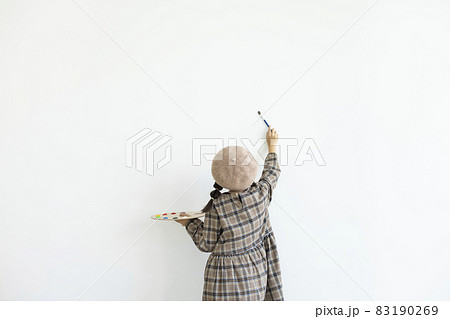 絵の具のパレットと筆を持った女の子 画家 83190269