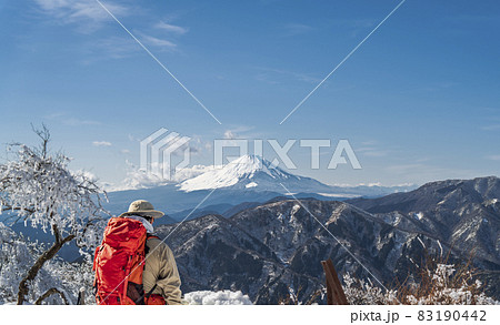 大山山頂から見た富士山とそれを眺める登山者【神奈川県・伊勢原市】 大山山頂から見た富士山とそれを眺める登山者【神奈川県・伊勢原市】 83190442