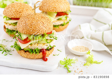 Hamburger with grilled chicken burger, fresh cucumber, tomato, cheese and lettuce. 83190898