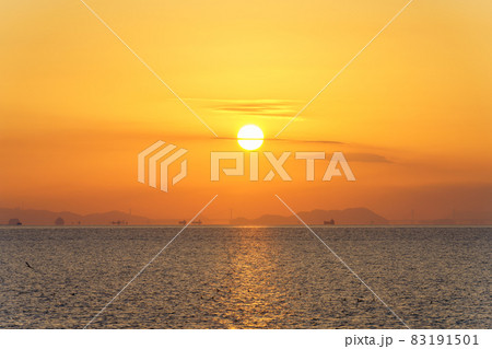 水平線からあがる朝日 83191501