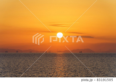 水平線からあがる朝日 水平線からあがる朝日 83191505