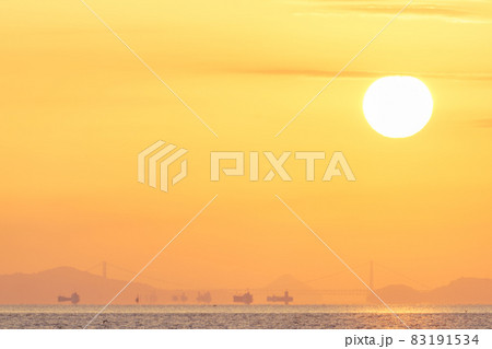 水平線からあがる朝日 83191534