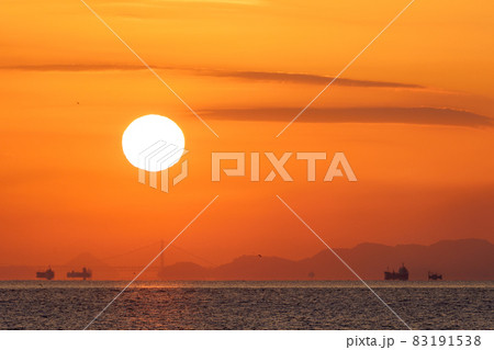 水平線からあがる朝日 水平線からあがる朝日 83191538