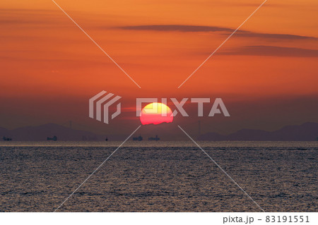 水平線からあがる朝日 水平線からあがる朝日 83191551