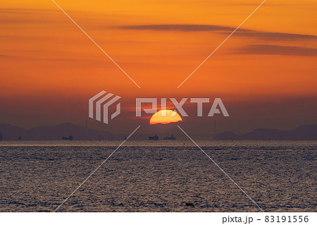 水平線からあがる朝日 水平線からあがる朝日 83191556