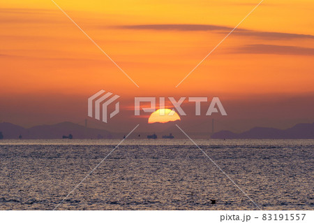 水平線からあがる朝日 83191557