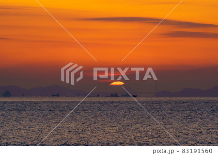 水平線からあがる朝日 水平線からあがる朝日 83191560