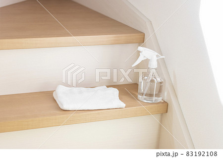タオルとアルコールスプレー。階段をアルコール消毒するイメージ 83192108