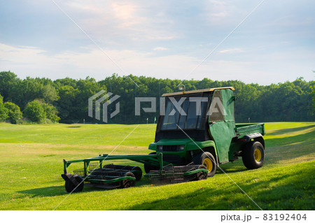 Golf ball piker collector machine Electric car for collect golf balls on field 83192404