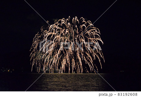 湖面に打ち上げられた花火 湖面に打ち上げられた花火 83192608