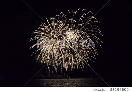 湖面に打ち上げられた花火 湖面に打ち上げられた花火 83192609