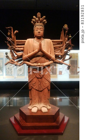 博物館に展示されている千手観音像 83192831
