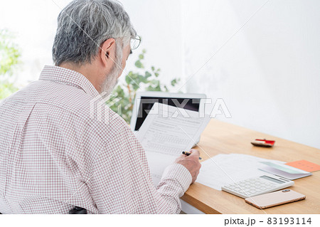 シニア男性　車椅子　終活 83193114