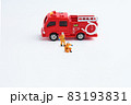 消防車と消防士のフィギア 83193831