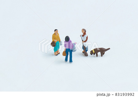 近所の人と挨拶してるフィギア 83193992