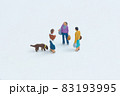 近所の人と挨拶してるフィギア 83193995