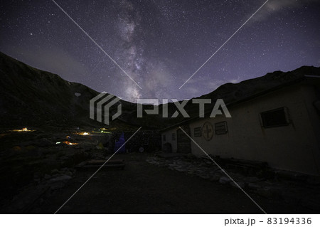 《富山県 北アルプス》劔沢キャンプ場からの星空と天の川 83194336