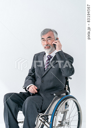 シニア男性 車椅子 スーツ スマホ 通話 シニア男性 車椅子 スーツ スマホ 通話 83194567