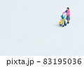 ベビーカーを押す女性 83195036