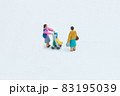 ベビーカーを押す女性と隣人 83195039