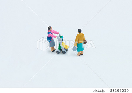 ベビーカーを押す女性と隣人 83195039