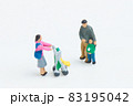 近所の親子と挨拶してるフィギア 83195042