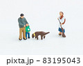近所の人と挨拶してるフィギア 83195043