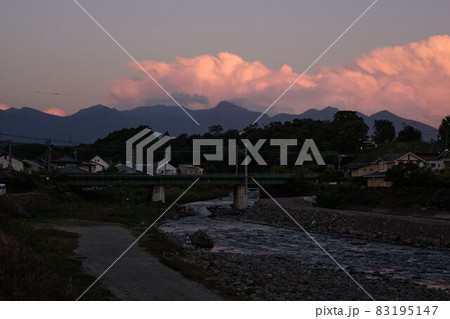 夕焼けに染まる八ヶ岳と中央本線 夕焼けに染まる八ヶ岳と中央本線 83195147
