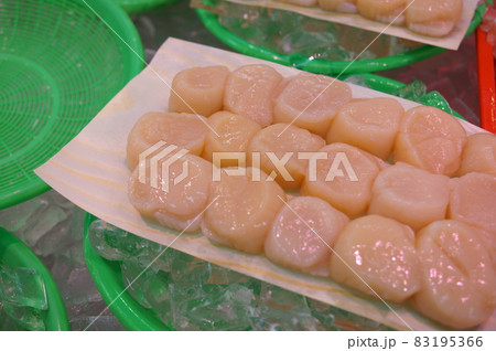 市場で売られている新鮮なホタテの貝柱 83195366