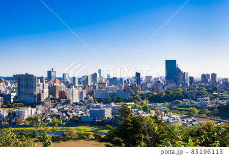 秋の仙台　広瀬川と市内中心部 83196113