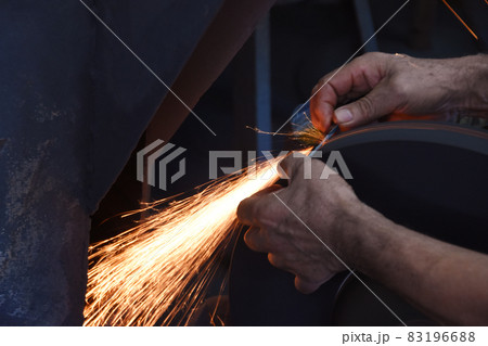 種子島産ハサミの研ぎ作業中に散る火花 種子島産ハサミの研ぎ作業中に散る火花 83196688