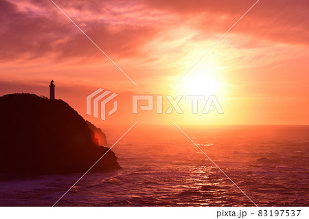 2021年、千葉県勝浦灯台の日の出 83197537