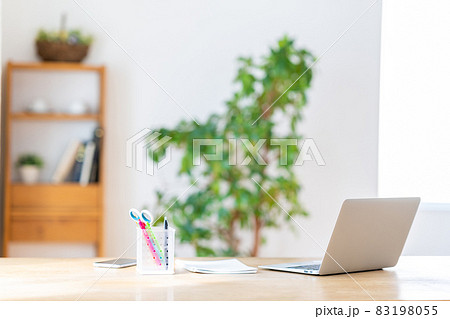 インテリア　ノートパソコン　テレワーク 83198055