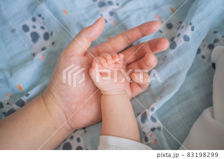 かけがえのない宝物 赤ちゃん 83198299