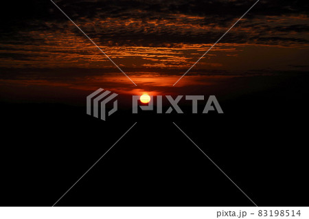 高原の綺麗な夕陽　奈良県　曽爾高原　夕焼け空 83198514