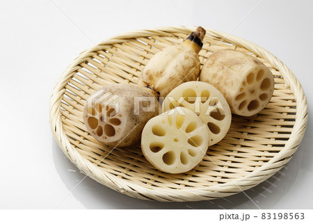 白バックでざるに乗せたレンコン 83198563