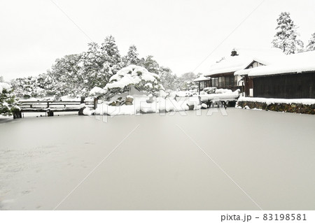 日本庭園・玄宮園の雪景色 83198581