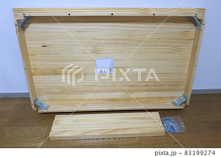 組み立て式テーブルセットの組み立て 83199274