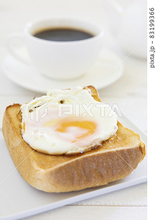 美味しい目玉焼のせ厚切りトーストとホットコーヒー 83199366
