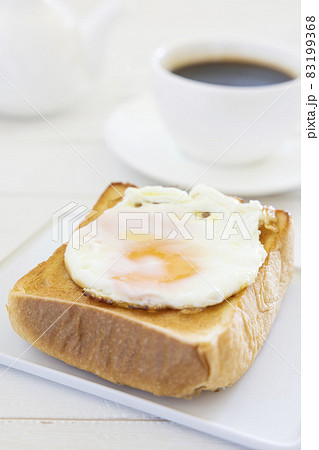 美味しい目玉焼のせ厚切りトーストとホットコーヒー 83199368