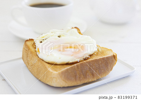 美味しい目玉焼のせ厚切りトーストとホットコーヒー 美味しい目玉焼のせ厚切りトーストとホットコーヒー 83199371