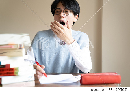 勉強するメガネの男子学生 勉強するメガネの男子学生 83199507