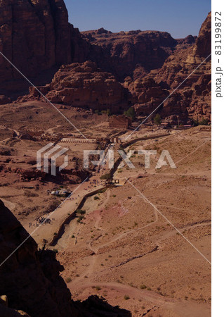 ヨルダン　ペトラ遺跡　渓谷　世界遺産 83199872