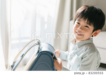 ランドセルと男の子 83200503
