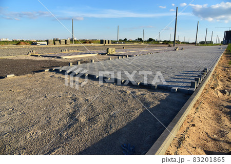 Laying paving slabs at construction site.  83201865