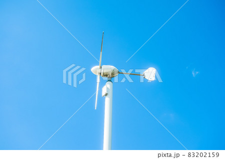 小型風力発電システム　青空　背景素材 83202159