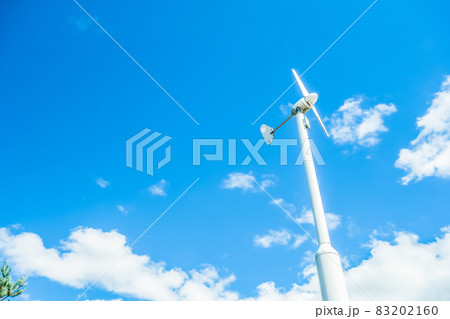 小型風力発電システム 青空 背景素材 小型風力発電システム 青空 背景素材 83202160