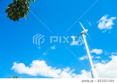 小型風力発電システム 青空 背景素材 小型風力発電システム 青空 背景素材 83202164